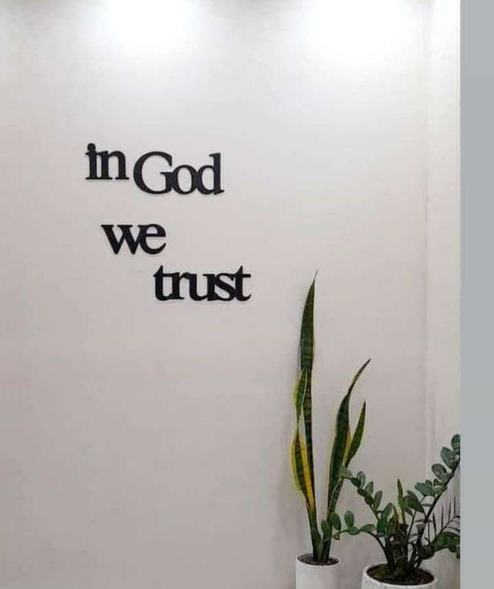 تابلو in god we trust نصب روی دیوار خانه ، خرید تابلو متن روی دلار آمریکا خدا را باور داریم